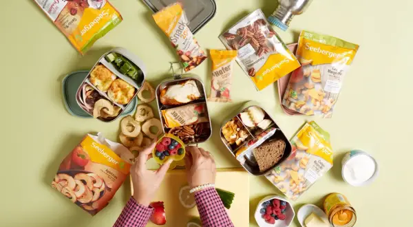 Gesunder Brotbelag: Nüsse, Trockenfrüchte und Beeren für die Lunchbox. Seeberger bietet vielfältige Snacks für unterwegs.
