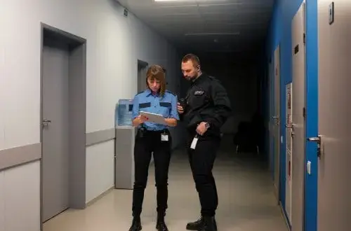 Czy policja może wyrzucić z mieszkania? Poznaj swoje prawa i procedury