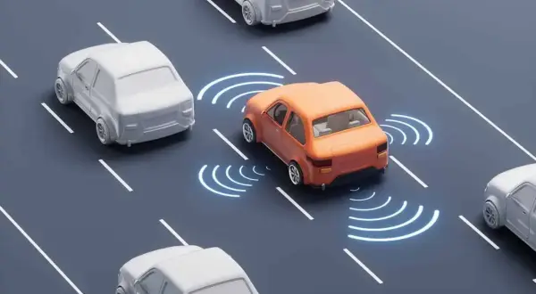 Coche naranja detecta otros vehículos con ondas de radio, indicando un sistema de frenado de emergencia activo en la carretera.