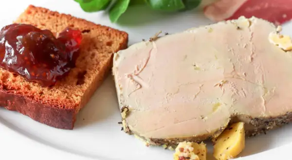 Tranche de foie gras poêlé, pain d'épices à la confiture de figues, et quelques dés de fromage. Un délice pour accompagner un bon vin.