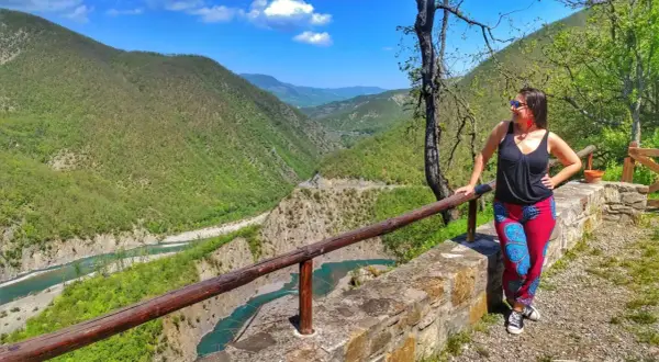 Donna ammira il panorama mozzafiato della Val Trebbia, un vero gioiello da vedere.
