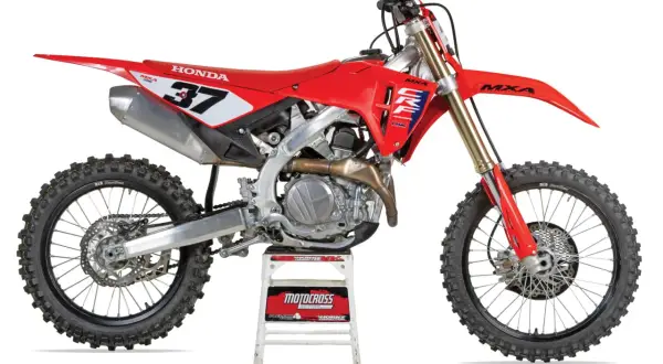 Honda CRF 450R roja lista para la acción, con el número 37 en el lateral.