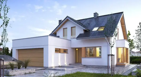 Nowoczesny dom parterowy z poddaszem użytkowym, z garażem w bryle budynku. Elegancka biel elewacji, drewniane detale i duże okna.