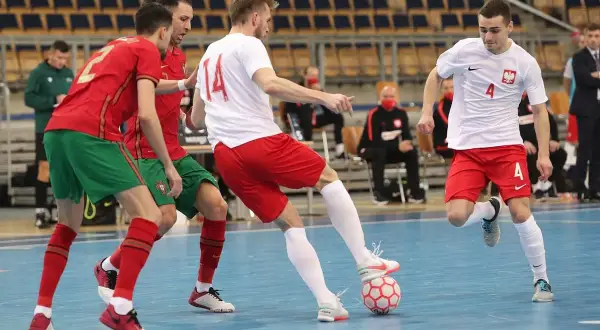 Czy piłkarze futsalowi zarabiają mało? Prawda o zarobkach w futsalu