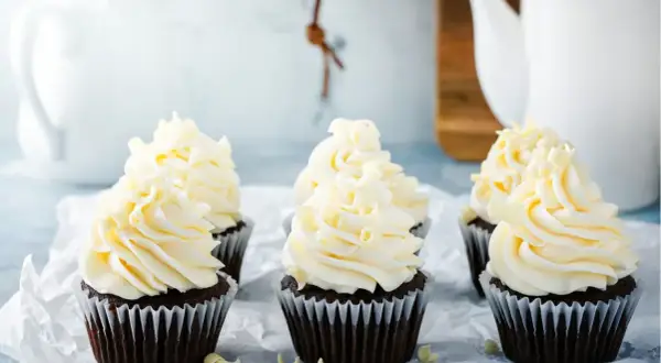 Chokladmuffins med fluffig vaniljfrosting, perfekt för ett enkelt frosting recept.