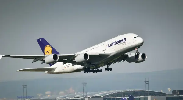 Lufthansa A380 startuje z lotniska. Zastanawiasz się, ile alkoholu można przewieźć samolotem?