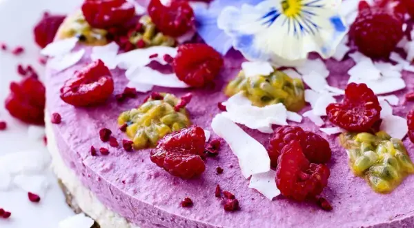 En vacker lila tårta med hallon, passionsfrukt och kokosflingor. En riktig dröm för allt om bakning!