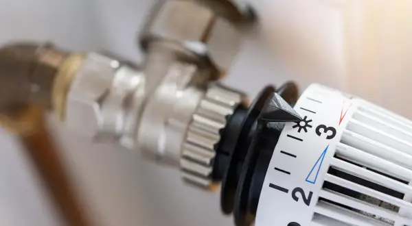 Nahaufnahme eines Thermostatventils. Ein hydraulischer Abgleich ist Pflicht für effizientes Heizen.