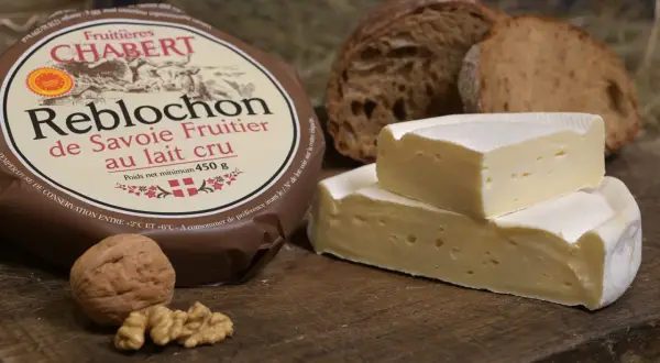 Reblochon de Savoie, fromage au lait cru, avec du pain et des noix. L'origine reblochon est bien visible sur l'emballage.