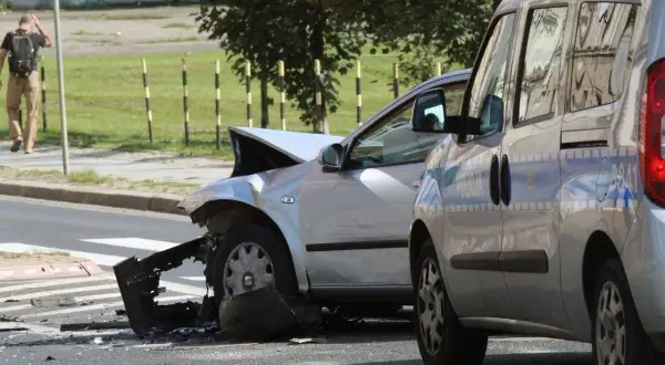 Po wypadku drogowym, uszkodzony samochód i radiowóz. Czy OC przedłuża się automatycznie po kolizji?