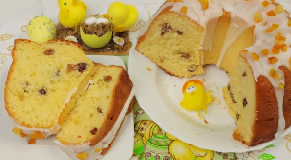 Pyszna, luksusowa babka drożdżowa z bakaliami, ozdobiona lukrem i kandyzowaną skórką. Idealna na Wielkanoc, jak sugerują urocze kurczaczki i pisanki.