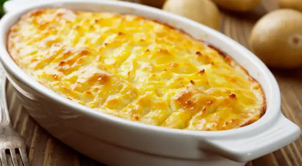 Herzhaftes Kartoffelgratin mit gekochten Kartoffeln, goldbraun überbacken, bereit zum Servieren.