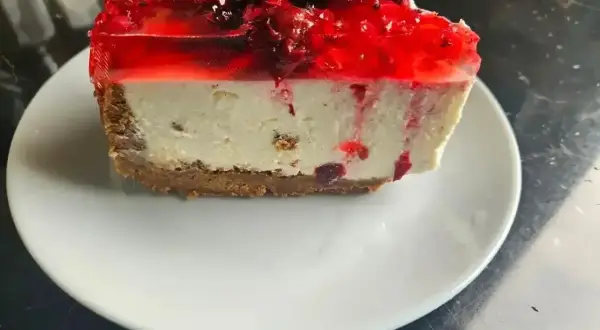 Pyszny sernik na zimno z galaretką i owocami leśnymi na kruchym spodzie. Idealny deser na upalne dni.