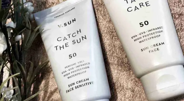 Zwei V.SUN Sonnencremes mit LSF 50. Eine "Catch the Sun" für empfindliche Haut, die andere "Take Care" fürs Gesicht. Beide mit Ethylhexyl Triazone für hohen Schutz.