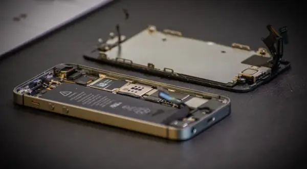 Jak naprawić telefon? DIY vs. Serwis: Koszty i porady eksperta