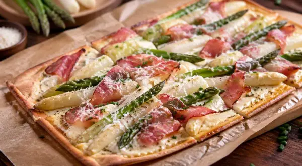 Ein köstlicher Spargel Flammkuchen mit zartem Speck und frischem Spargel, bestreut mit Parmesan.