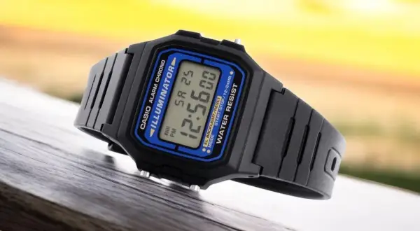 Klasyczny zegarek Casio z serii Illuminator, jeden z popularnych modeli wśród wielu **marek zegarków**.