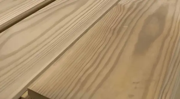 Tablones de madera clara con vetas marcadas, listos para el tratamiento autoclave madera.