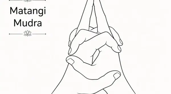 Manos entrelazadas formando el Matangi Mudra, con los dedos índice y medio apuntando hacia arriba.