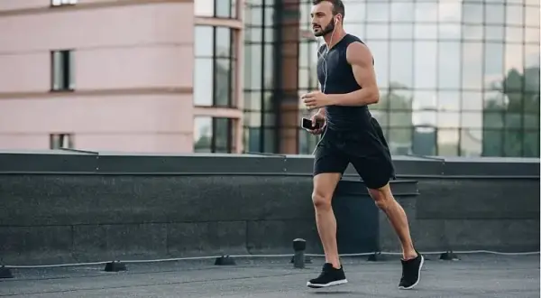 Bieganie a masa mięśniowa: Mit obalony? Zbuduj siłę i wytrzymałość!