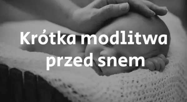 Delikatna dłoń czule głaszcze śpiące dziecko. Krótka modlitwa przed snem, pełna spokoju i miłości.