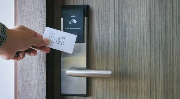 Bezpieczeństwo w hotelu: Zamykanie drzwi od środka czy karta wystarczy?