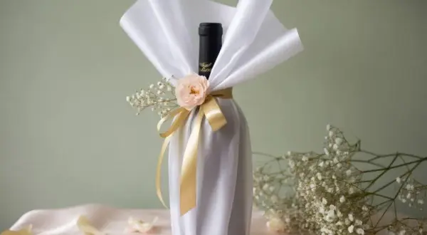 Jak ładnie zapakować wino na ślub – proste i eleganckie pomysły na prezent
