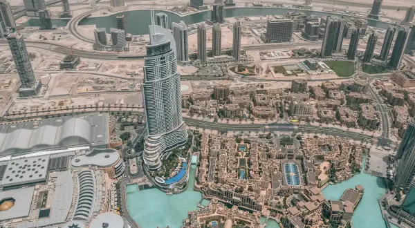 Luftaufnahme von Dubai: Ein kurzer **stop over** in der Stadt der Superlative mit dem Burj Khalifa und dem Dubai Mall.