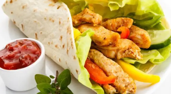 Jak zrobić domowy kebab? Sekret soczystego mięsa i sosów.
