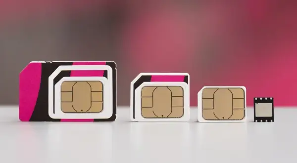 Trois cartes SIM de tailles différentes, prêtes pour votre futur iPhone X 5G.