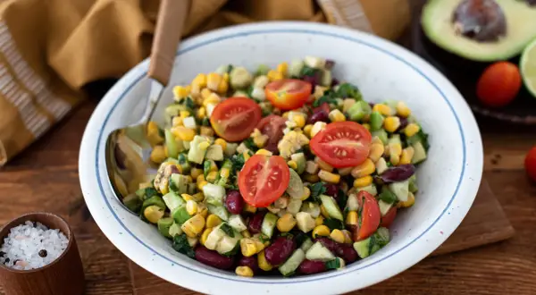 Bunter Kidneybohnen Salat mit Mais, Avocado und Tomaten. Ein erfrischender Genuss!