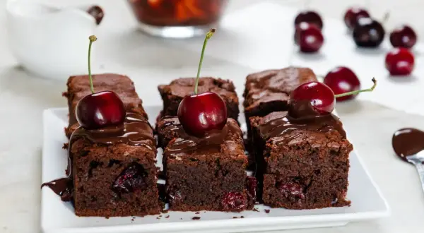 Przepis na ciasto brownie z wiśniami, które zachwyci każdego smakosza