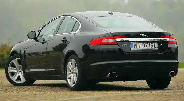 Jaguar XF: Wybór idealnego silnika - porównanie osiągów i ekonomii