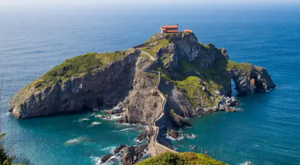 El camino de san sebastian a bilbao por la costa te lleva a este islote con ermita y escalinata, un paisaje espectacular.