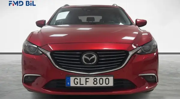 Röd Mazda 6 kombi, perfekt för en familjeresa. Läs vårt mazda 6 begagnad test för att se om den passar dig.