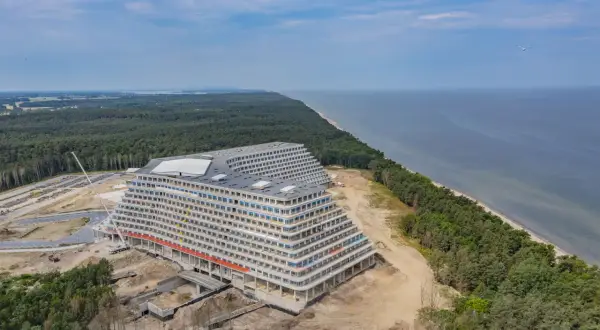 Ile hoteli Gołębiewski działa? Lokalizacje i gigant w Pobierowie.