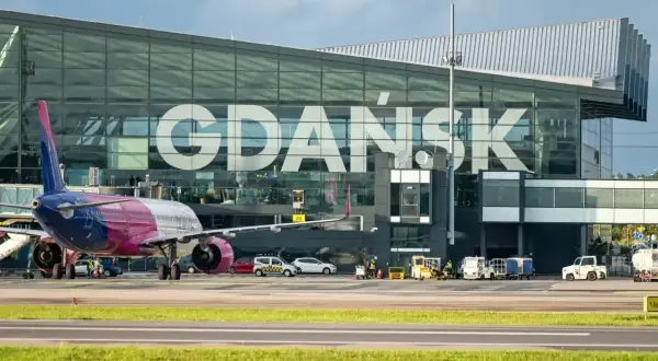 Taras widokowy lotnisko Gdańsk. Samolot Wizz Air czeka na pasażerów.