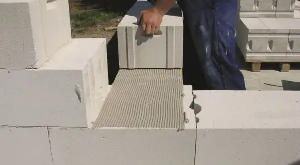 Ile zaprawy do bloczków betonowych? Uniknij kosztownych błędów przy budowie