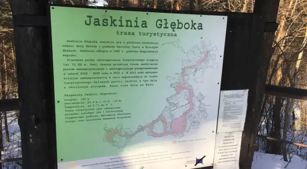 Mapa turystyczna Jaskini Głębokiej na trasie Góry Zborów. Opisuje parametry jaskini i jej historię.