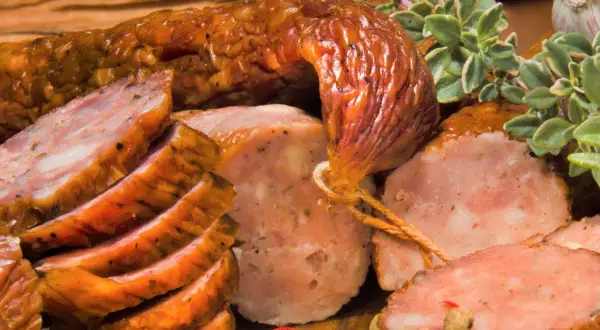 Apetyczny przepis na 10 kg kiełbasy. Wędzona, pokrojona, z ziołami i pieprzem.