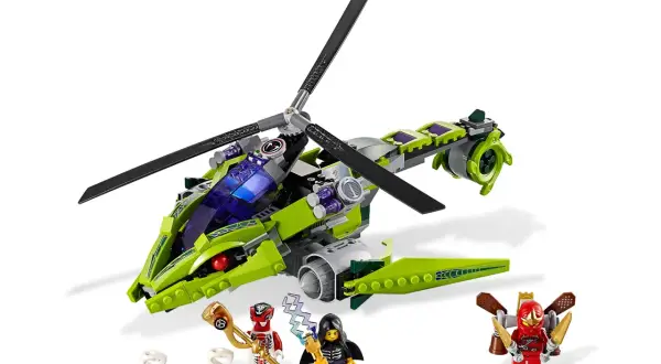 Zielony helikopter z zestawu Lego Ninjago 9443, z trzema postaciami i białymi wężami.