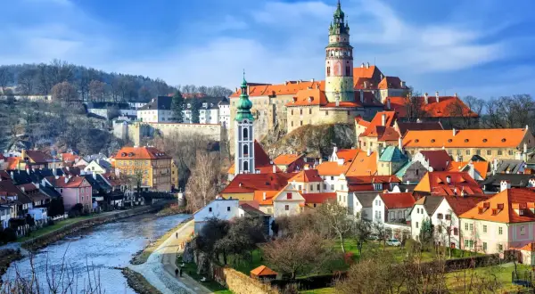 Malowniczy widok na zamek i miasteczko nad rzeką. Jedne z najpiękniejszych atrakcji Czech.