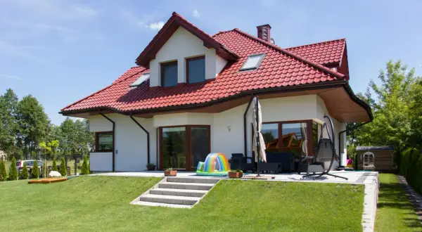 Jak wyrównać pochyłą działkę i uniknąć kosztownych błędów