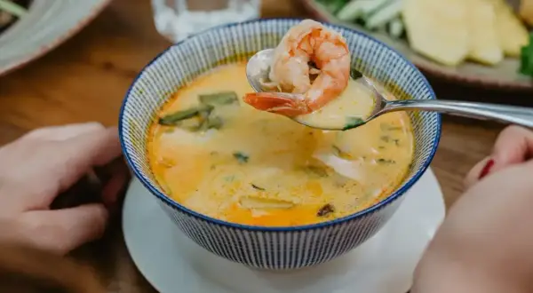 Aromatyczna zupa na imprezę urodzinową z krewetką na łyżce.