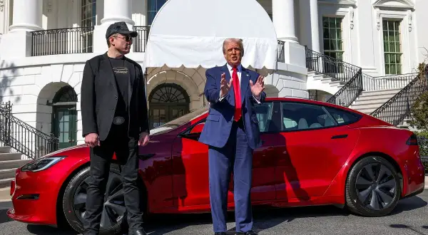 Elon Musk i Donald Trump przy czerwonej Tesli przed Białym Domem. Kto jest właścicielem Tesli?