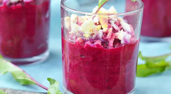 Verrine betterave, une purée onctueuse surmontée d'œufs durs émiettés et de quelques feuilles de betterave.