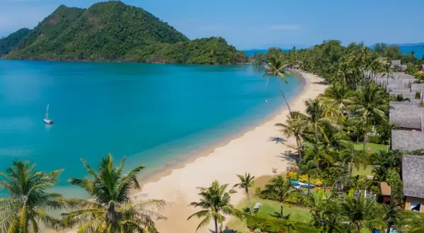Rajska zatoka z turkusową wodą, piaszczystą plażą i palmami. Tajlandia najpiękniejsze plaże zapraszają do odpoczynku.