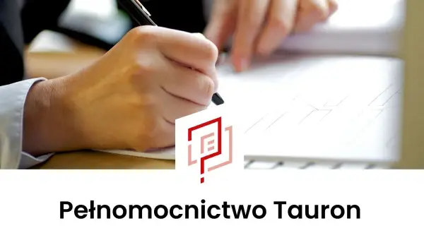 Dłoń pisząca piórem po dokumencie, z logo Tauronu.