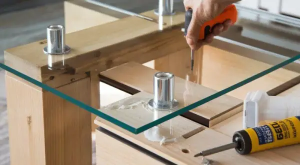 Jak zamontować szklany blat? Poradnik DIY uniknij błędów!
