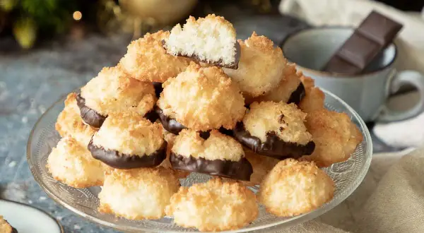 Saftige Kokosmakronen mit Schokoladenboden, perfekt für ein gemütliches Kaffeetrinken. Dieses kokosmakronen rezept saftig ist ein Genuss!